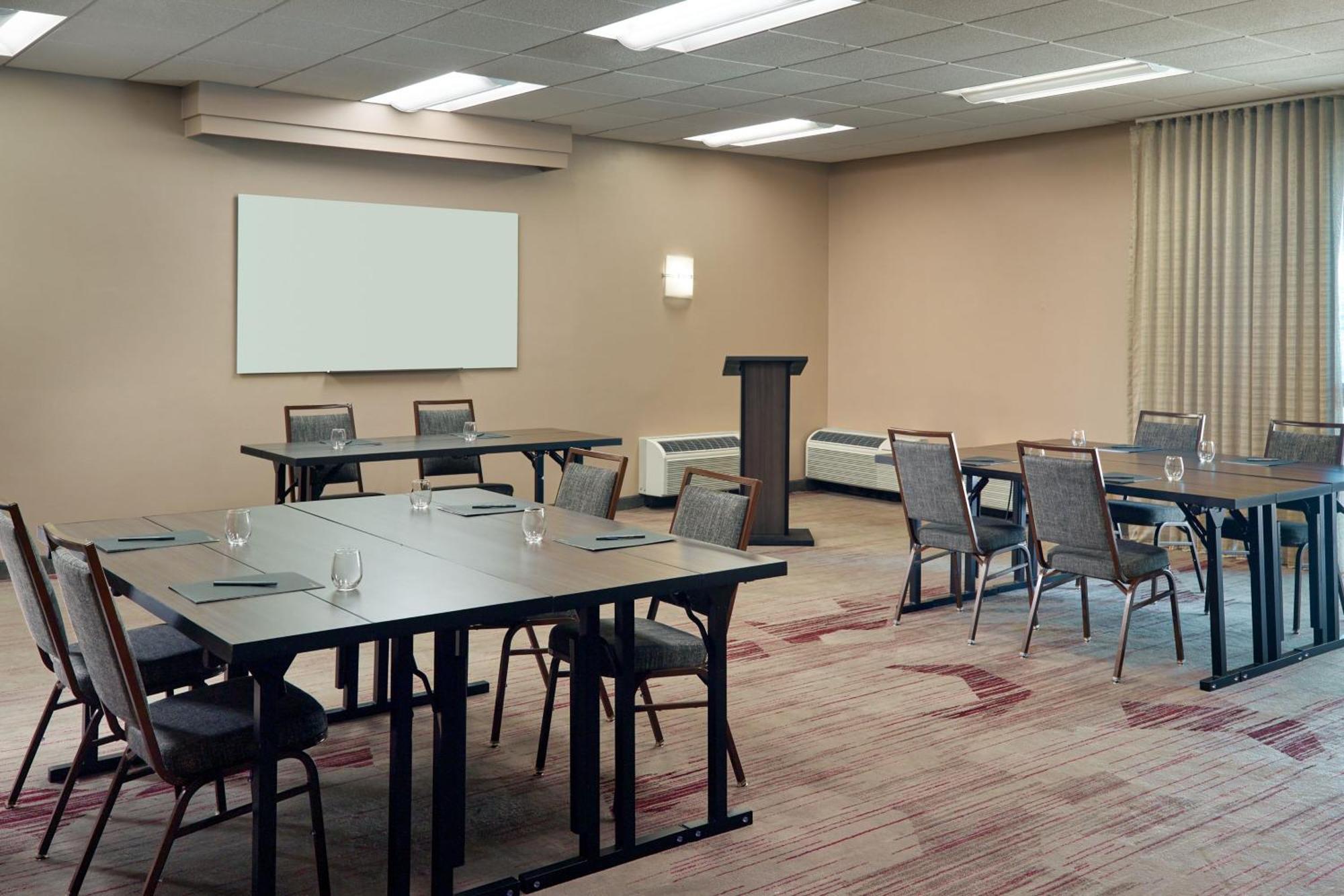 Courtyard By Marriott Atlanta Executive Park/Emory Hotell Eksteriør bilde